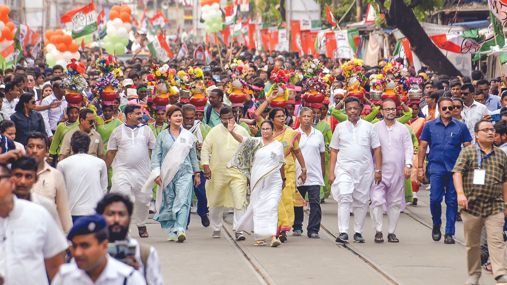 Mamata retraces Modi’s roadshow route