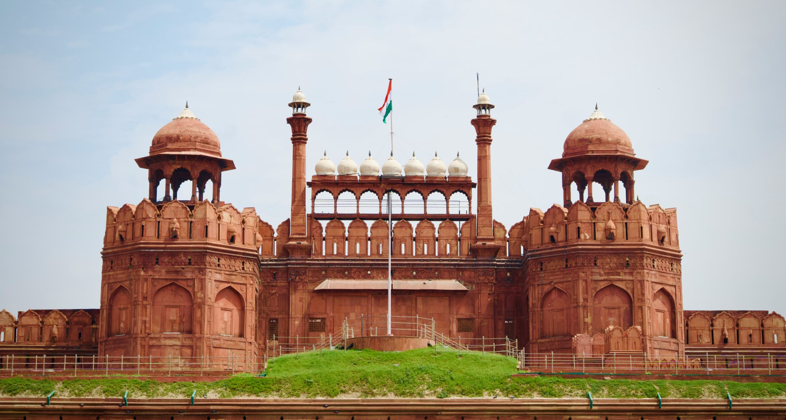 Virtual Tour vs. Physical Visit: The Red Fort Experience