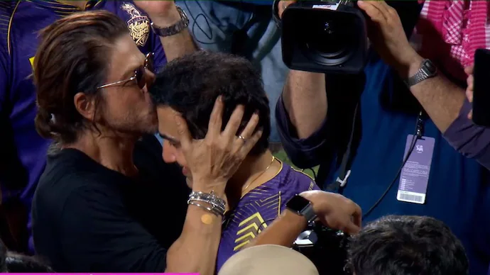 Shah Rukh Khan Kisses Gautam Gambhir in Gratitude as KKR Lift the IPL Trophy