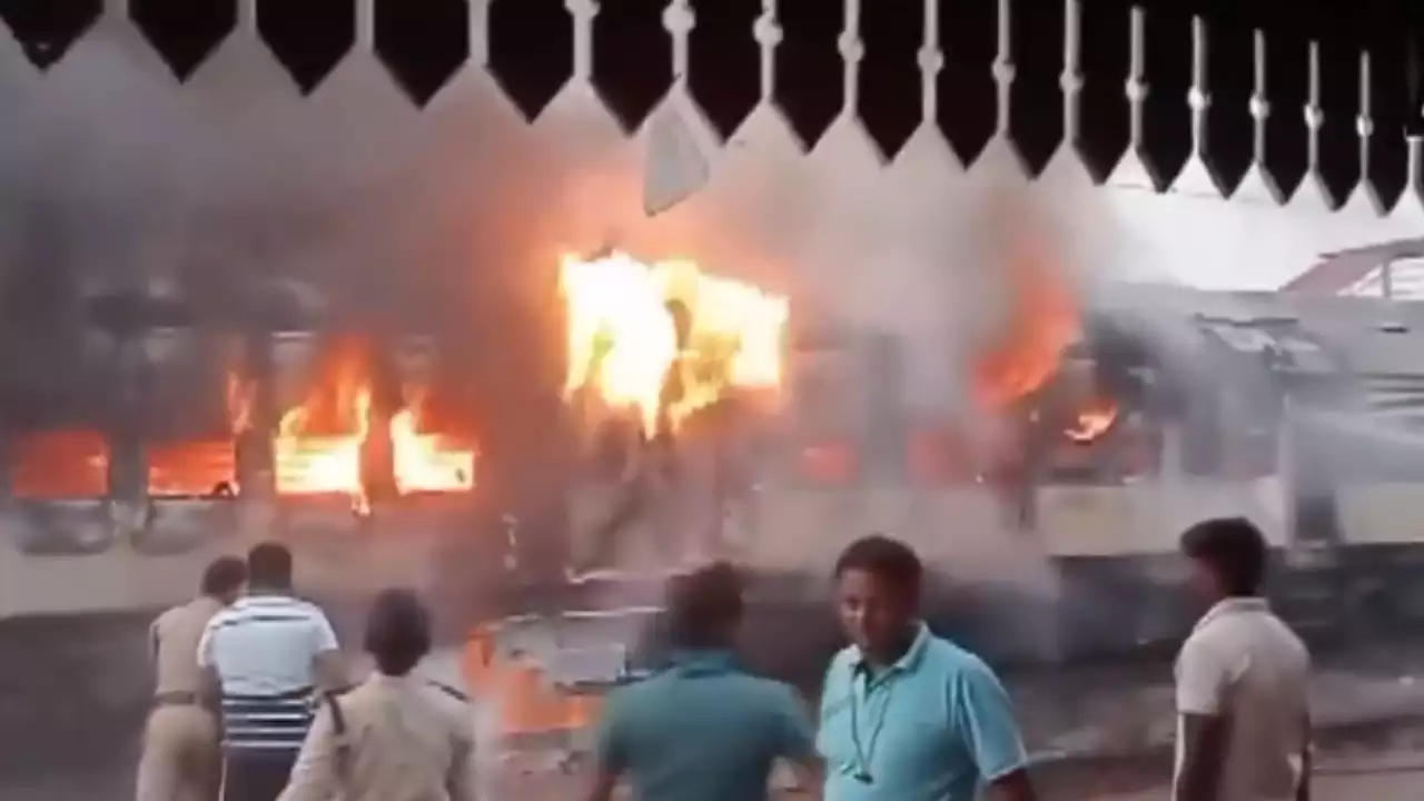 Huge Fire Breaks Out in Coaches of Patna-Jharkhand Passenger Train in Bihar