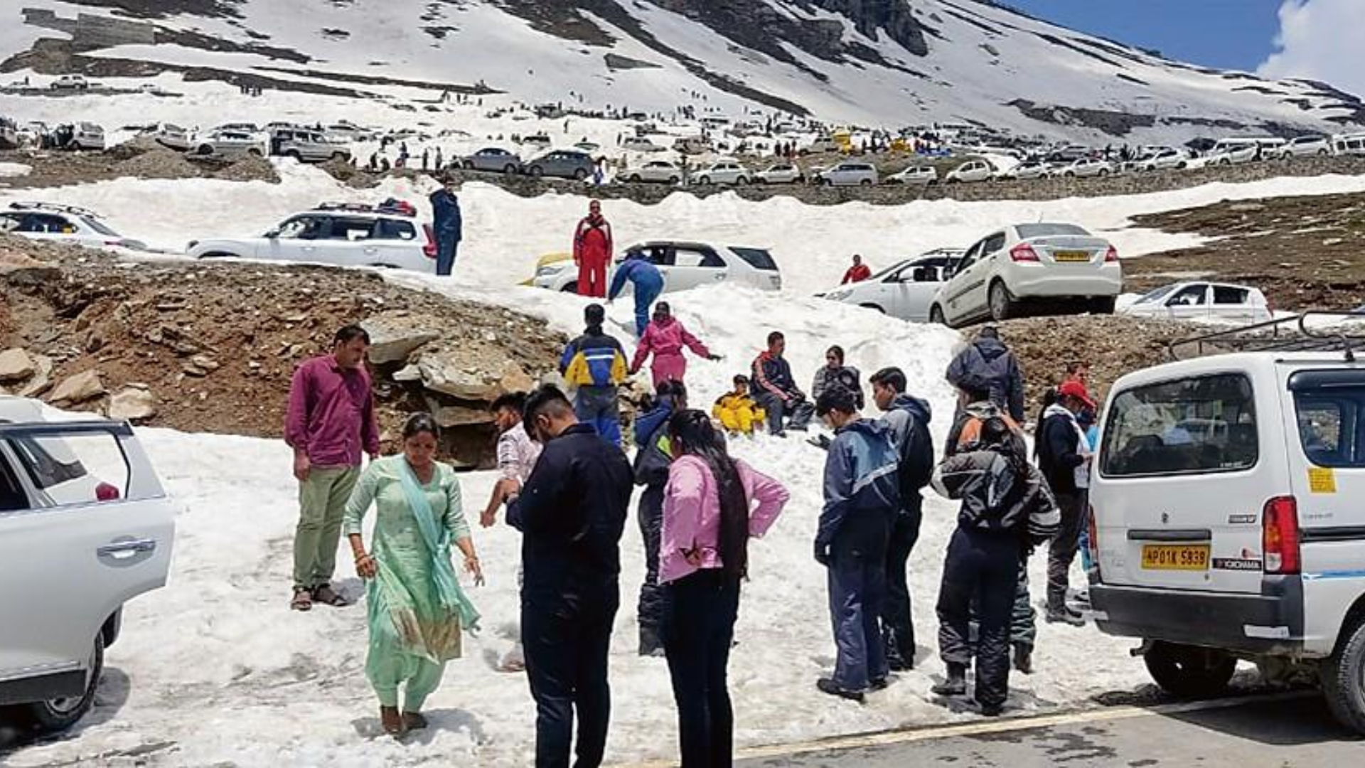 Heavy Traffic Jam At Rohtang Pass Due To Surge In Tourist Footfall In Kullu, Himachal