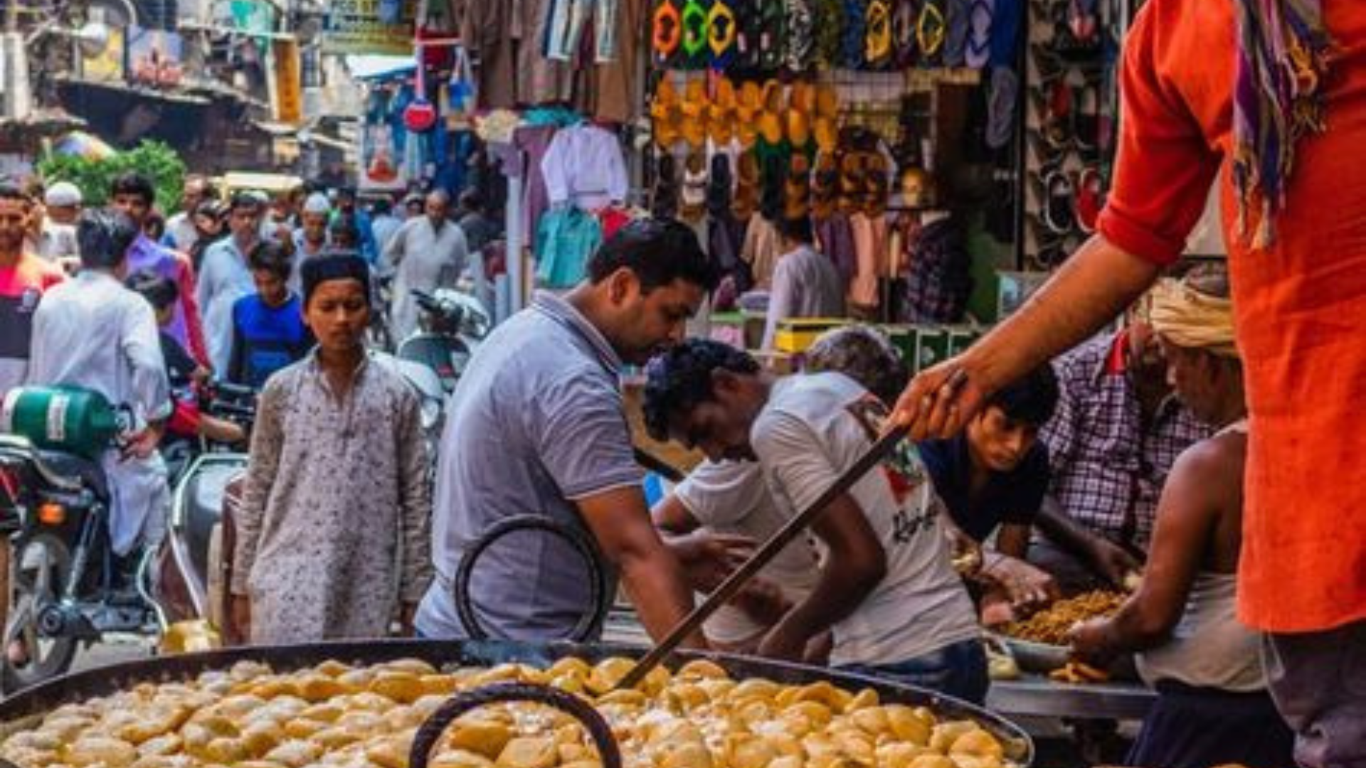 Delhi’s Top 9 Street Food Spots: Gol Gappas, Chole Bhature, And More