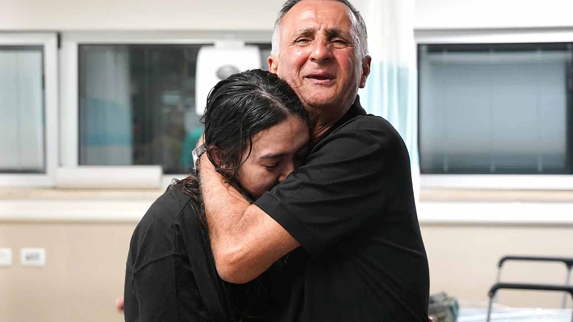 Hamas Hostage Noa Argamani Tearfully Hugs Her Father –Watch