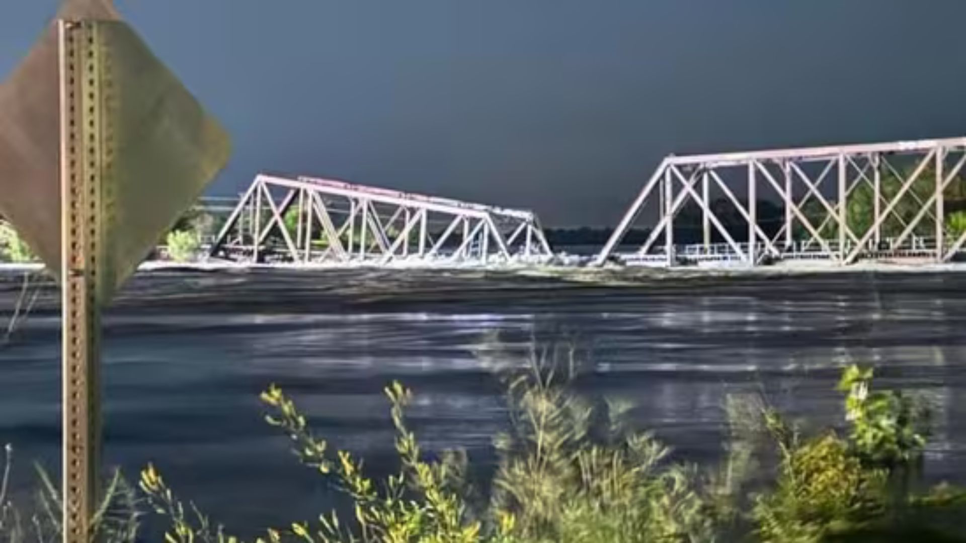 US: Big Sioux River Train Bridge Collapses Amid Severe Flooding ...