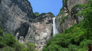 “Hiker Reveals Pipes Feeding China’s Tallest Waterfall, ‘Made in China’ Jokes Flood Social Media”