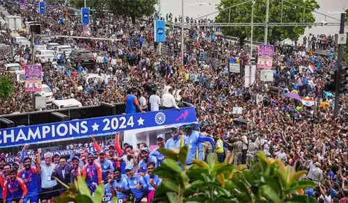 Team India’s T20 World Cup 2024 Victory Parade: An Enormous Crowd Awaits Their WC Winning Heroes – WATCH