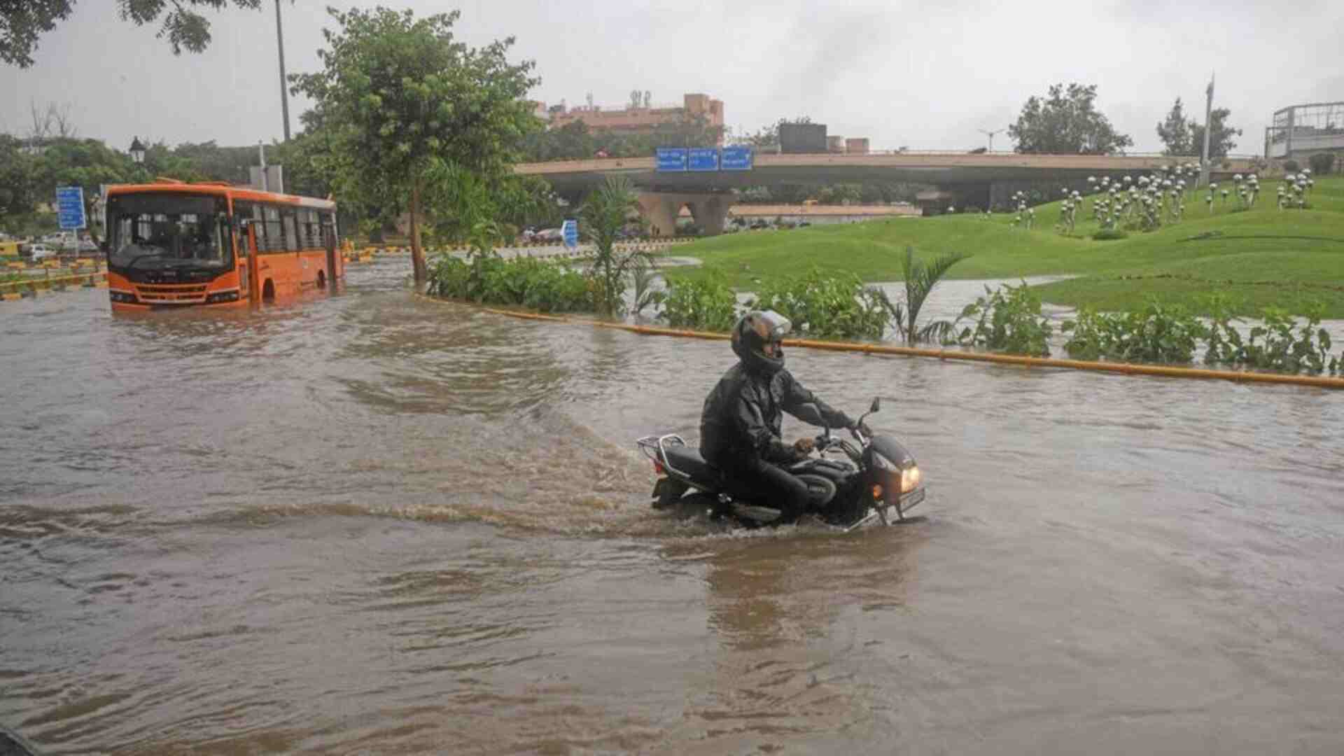 Flood Disaster Strikes JJ Colony in Bawana, Delhi After Munak Canal Breach