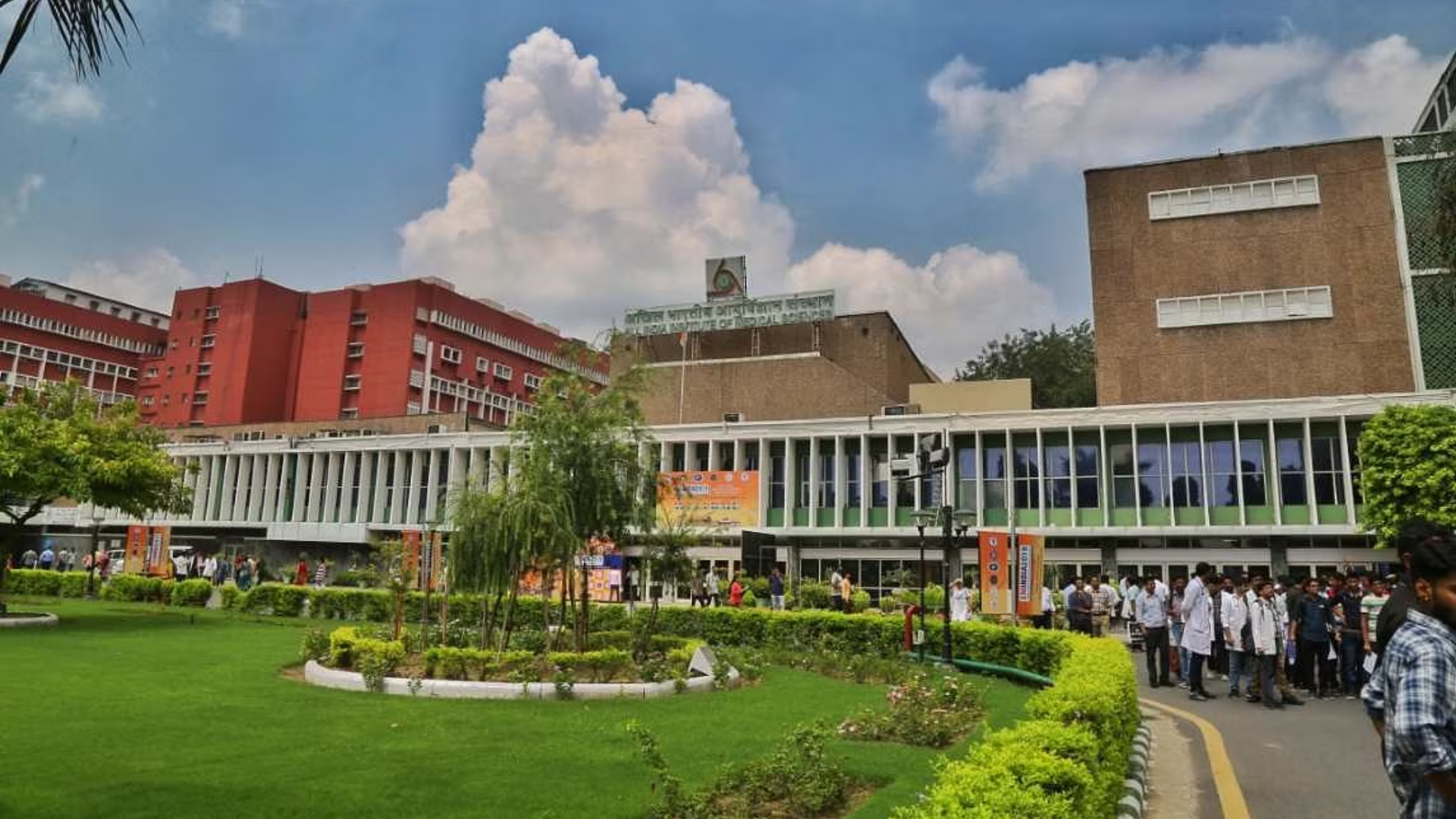 AIIMS Security Staff Vandalize HIV Clinic, Threaten Faculty