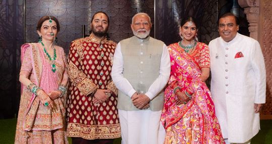 PM Modi Poses ‘Picure-Perfect’ With The Newly-Wed Anant-Radhika