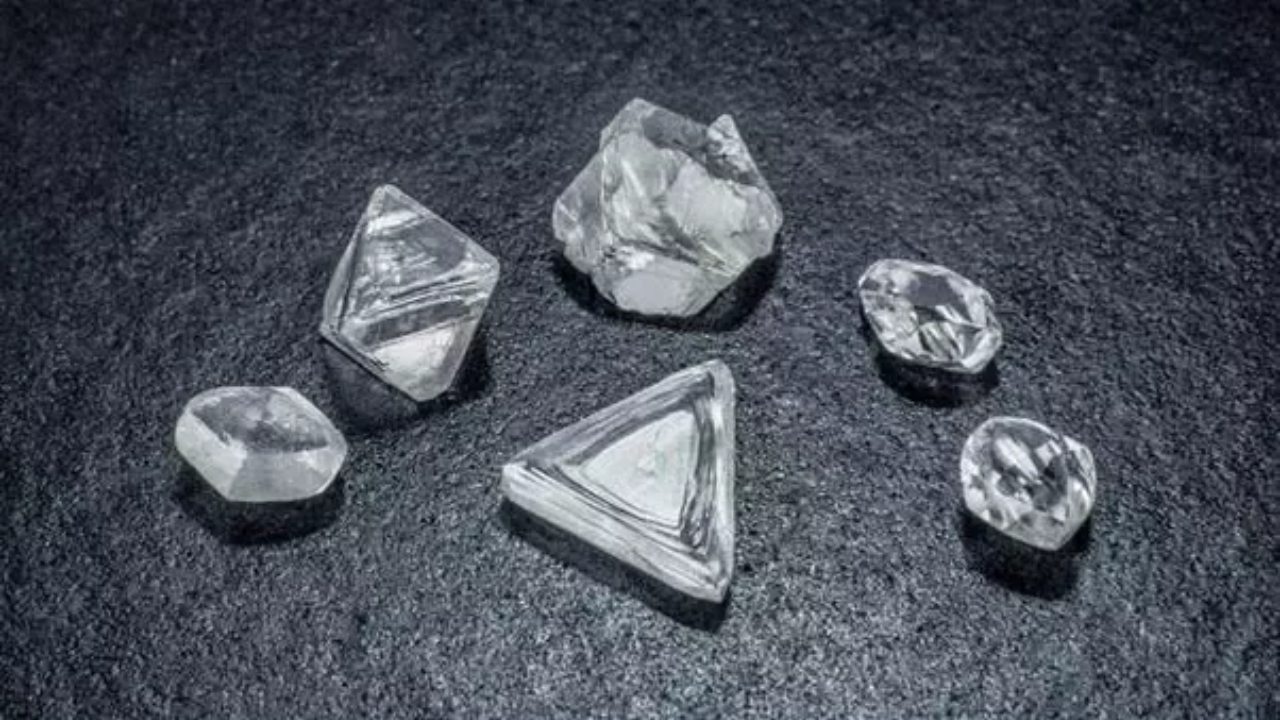 Diamonds Vs Crystals: How To Differentiate Between Them?