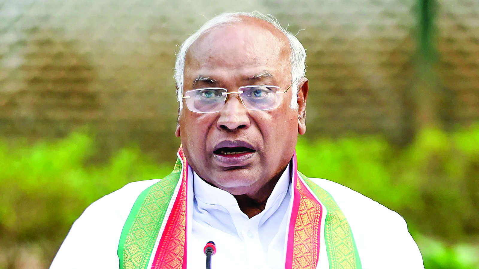 Kharge Takes a Dig at PM Modi Over Inflation, Unemployment