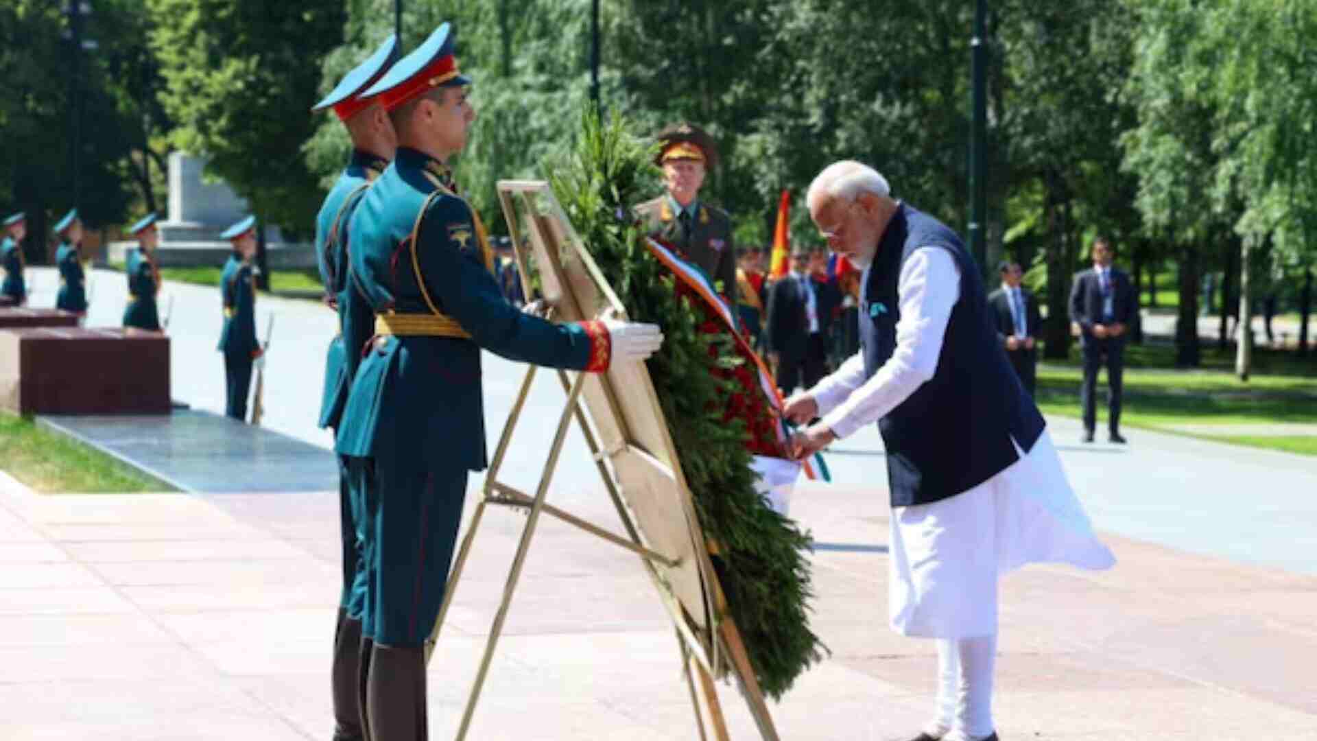 PM Modi Russia Visit: PM Modi Places Wreath At The Tomb Of Unknown Soldier At Moscow