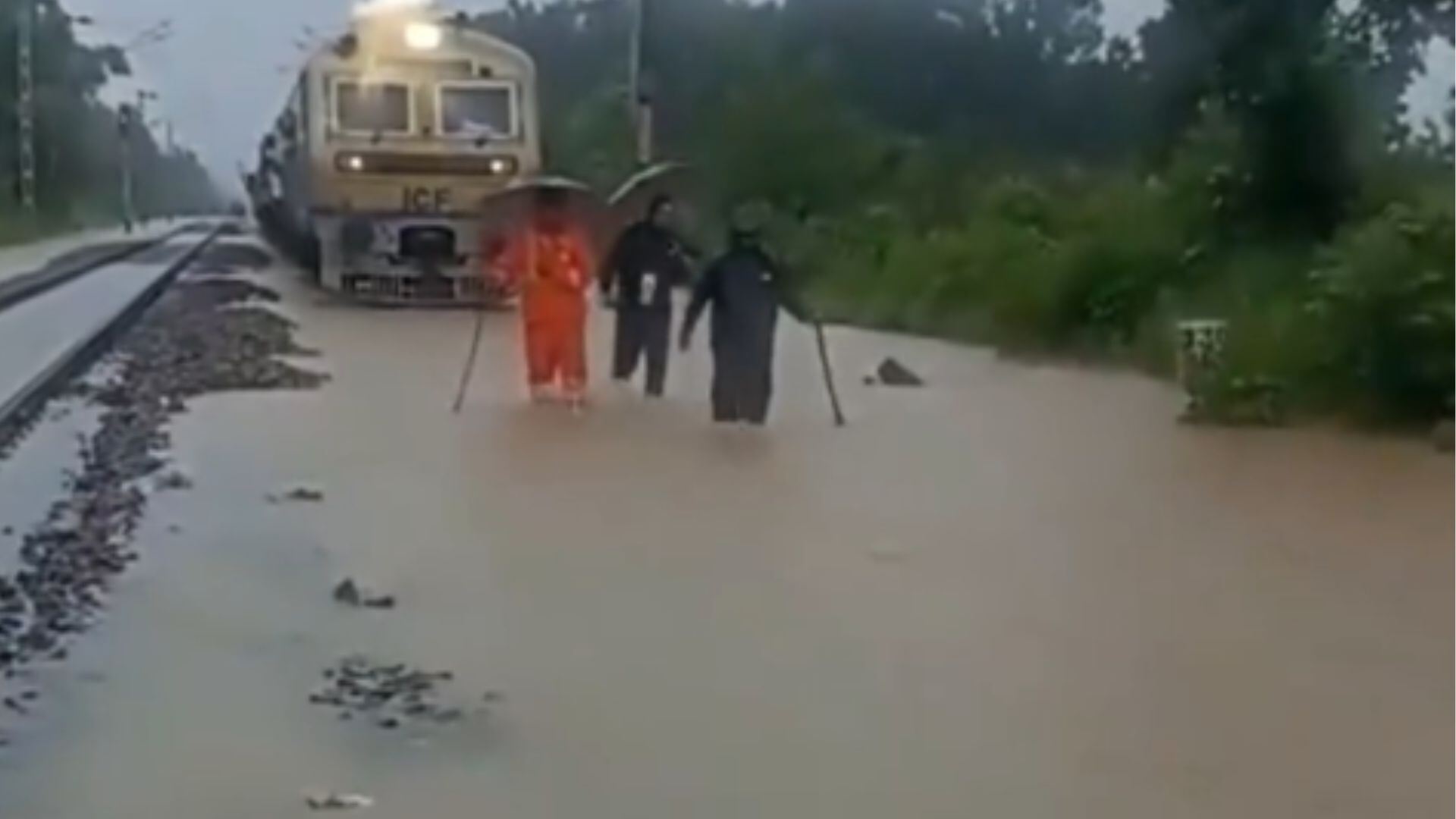 MP: Pointsmen Become Train’s Guide In A Waterlogged Track– Watch