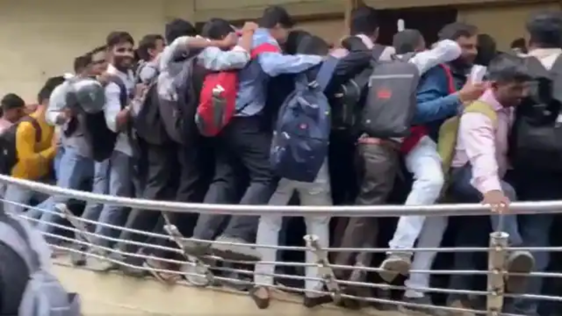 Stampede-Like Situation In Bharuch, 1,000+ Aspirants Attend Walk-In Interview For 40 Vacancies