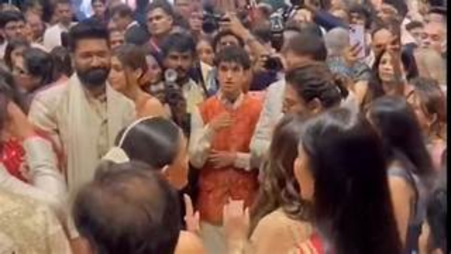 Ambani Wedding : Shah Rukh Khan, Vicky Kaushal, Ranbir Kapoor Dance : Watch Video!