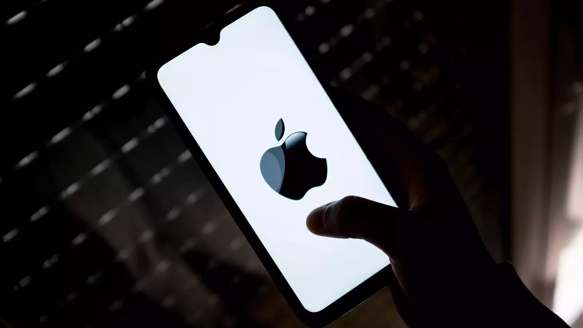 Apple Issues Alerts On ‘Mercenary Spyware Attacks’ Targeting iPhone Users