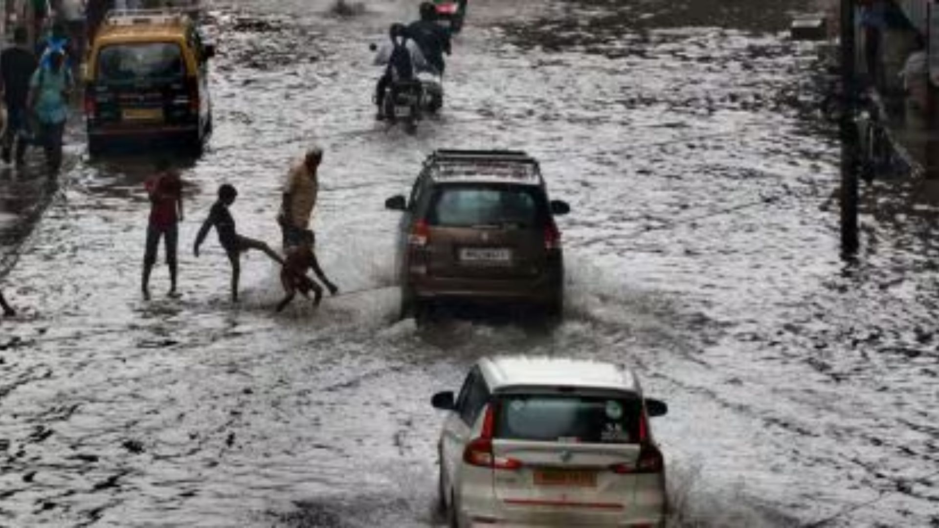 Heavy Rainfall in Mumbai Triggers Yellow Alert: Monsoon Mayhem