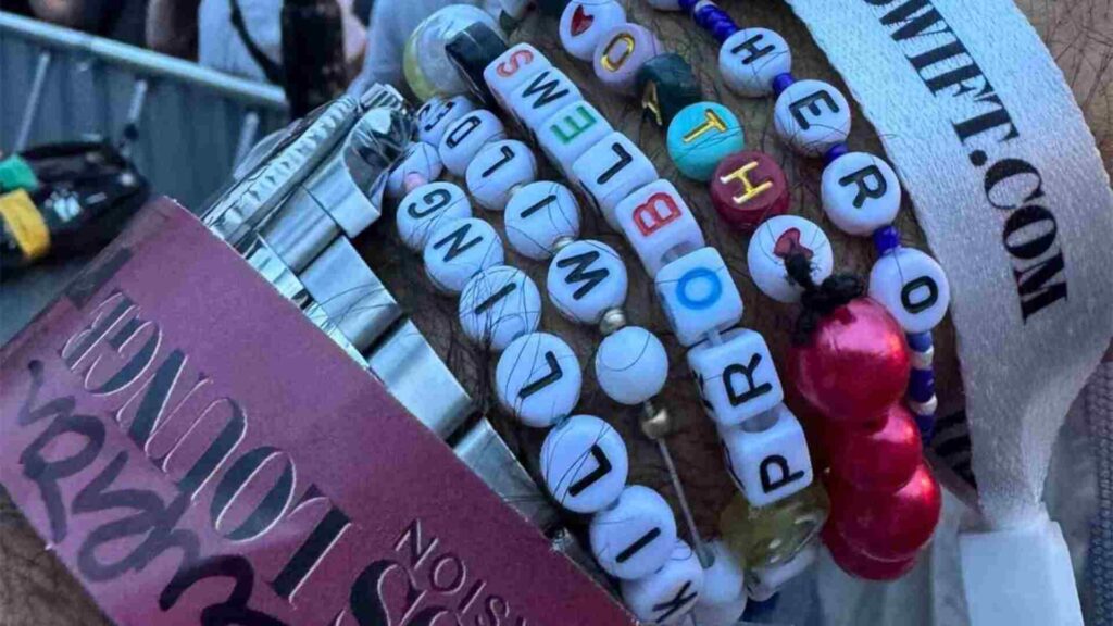 Federer wearing friendship bracelets