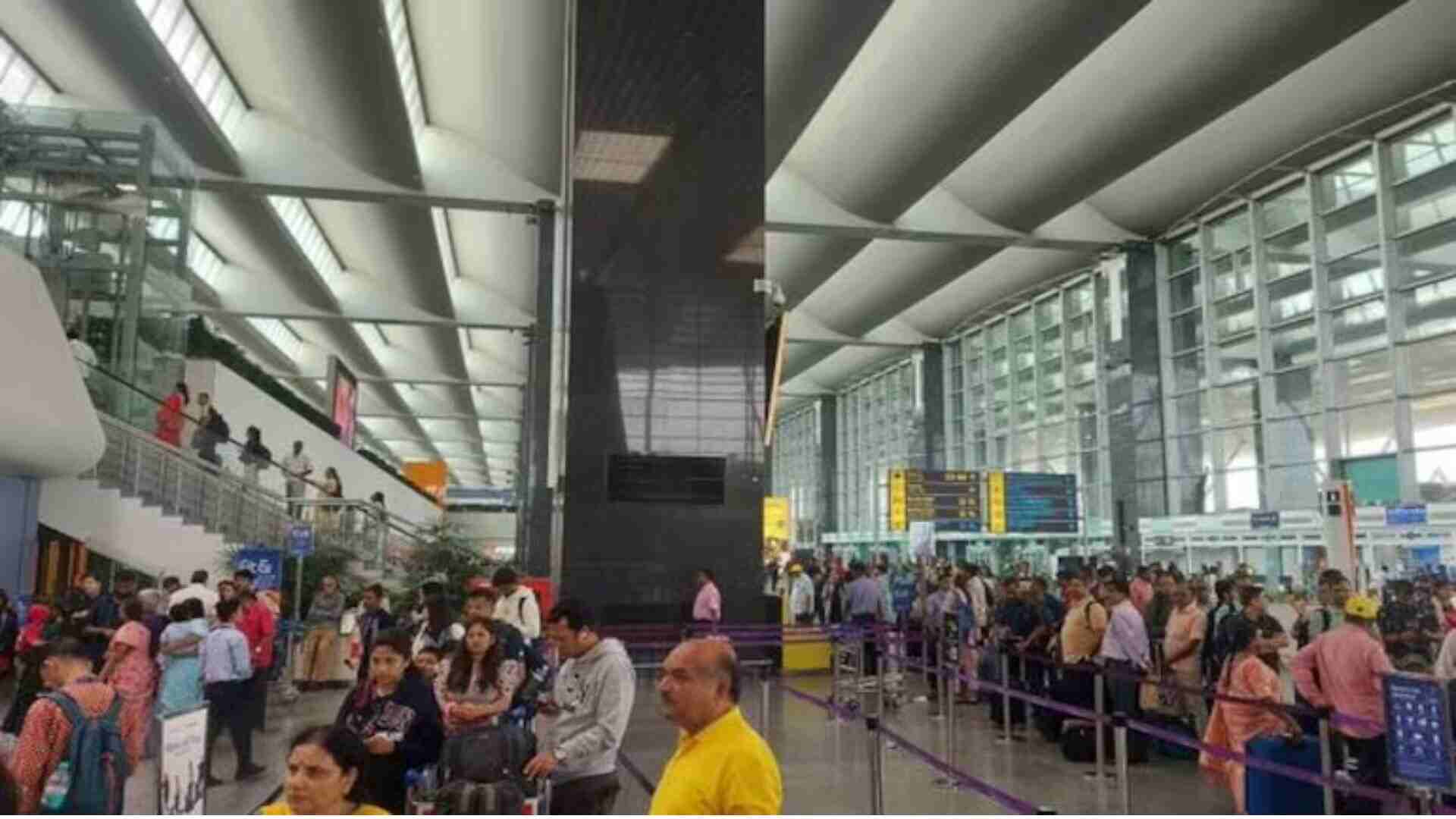 Microsoft Cloud Outage Disrupts Flights Operations At Delhi And Mumbai Airports | Watch
