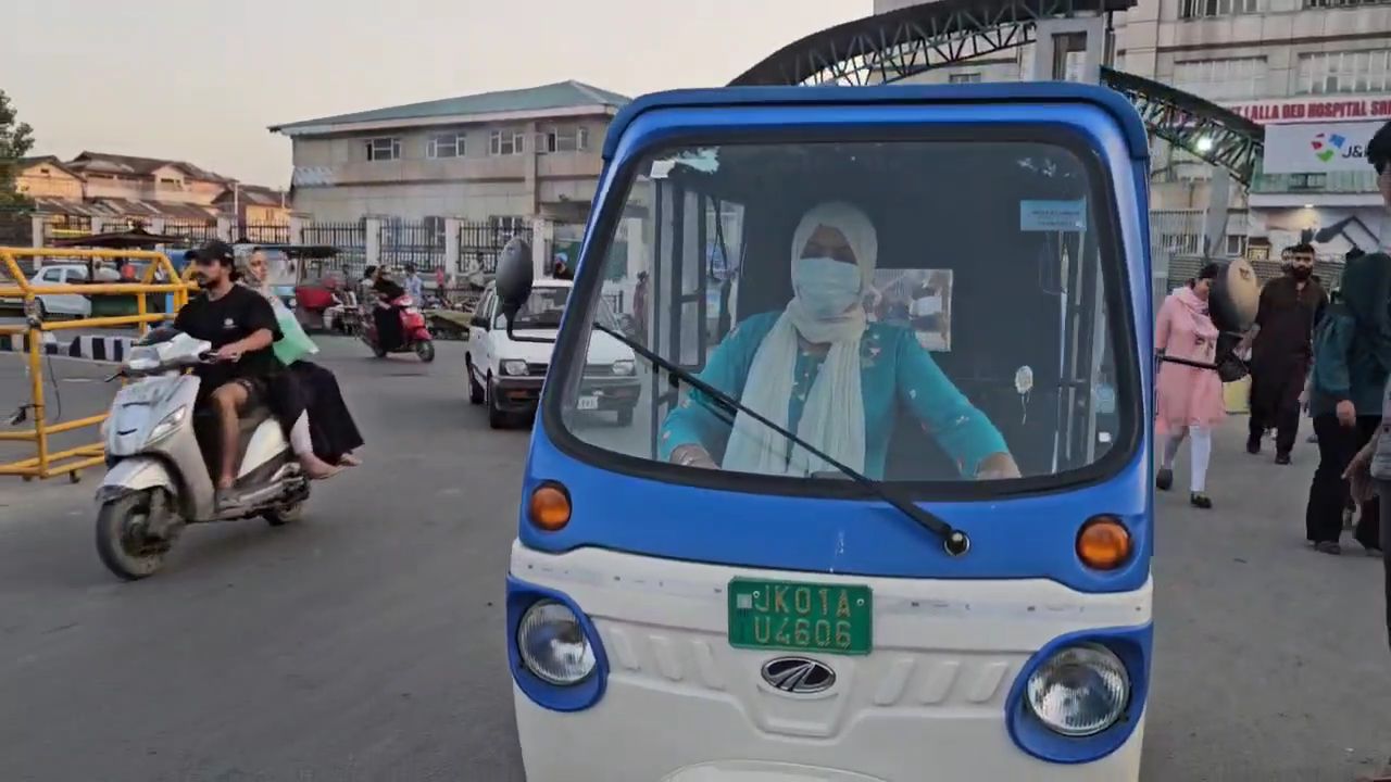 Kounsar Jan Breaks Barriers as Srinagar’s First Female E-Rickshaw Driver