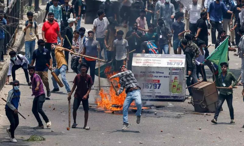 Bangladesh Protesting Students Set Prisoners Free Before Setting Prison on Fire