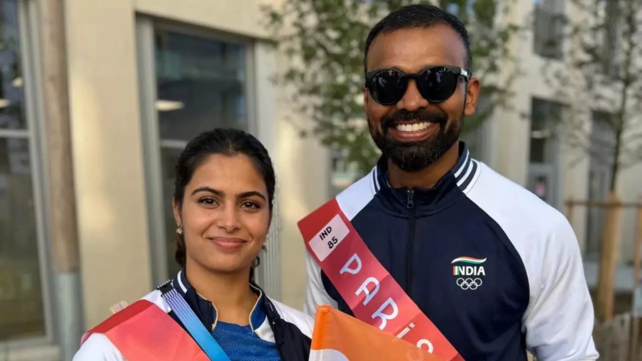 WATCH | IOA Felicitates Manu Bhaker and PR Sreejesh as Flag Bearers for Paris Olympics Closing Ceremony