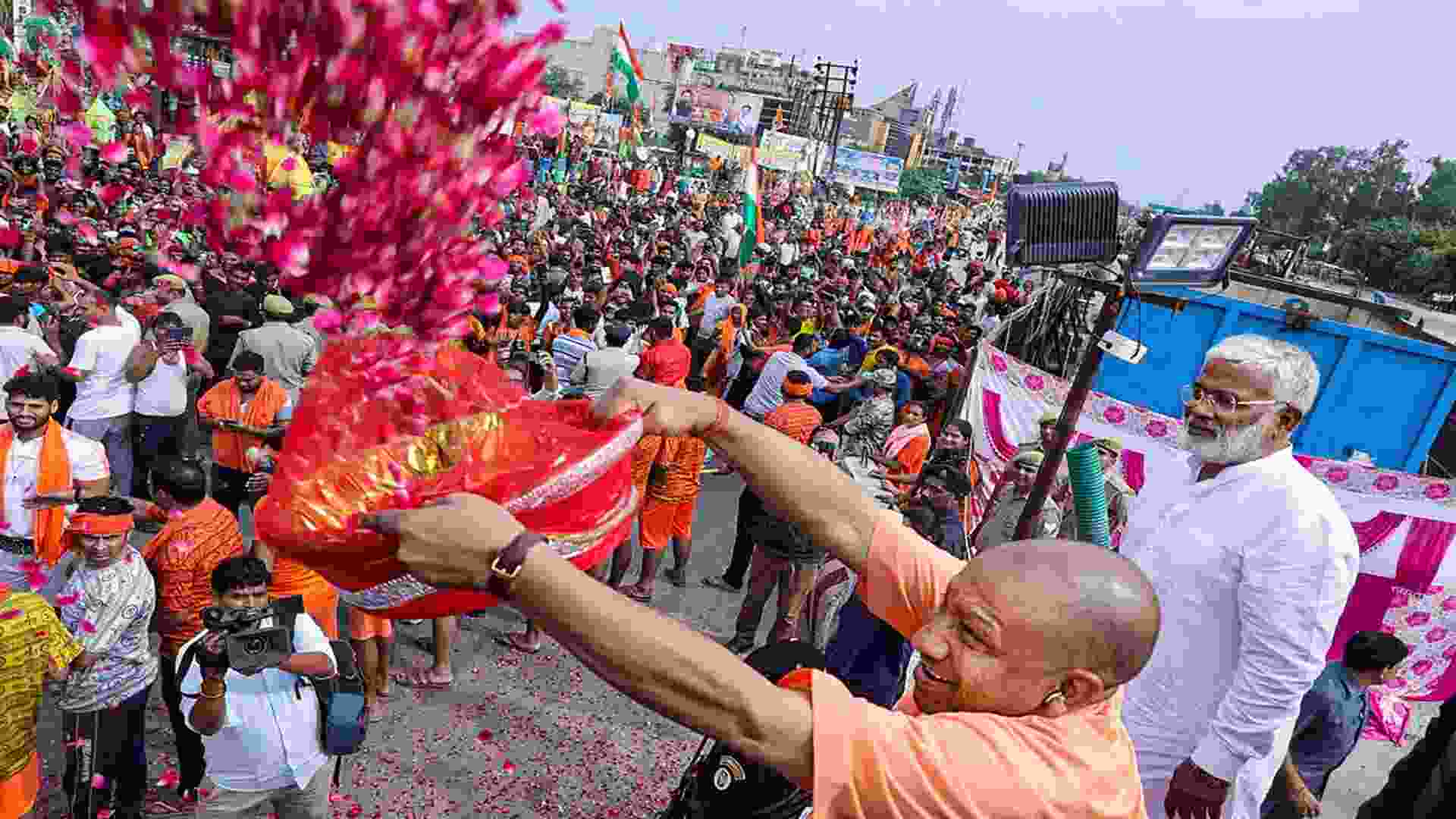 Kanwar Yatra 2024: Flower Petals Showered On Kanwariyas from Helicopter In Meerut