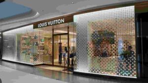 Louis Vuitton Staff Forced To Count Rs 68.5 Lakh In Cash After ‘Disrespecting’ Woman