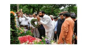 Maharashtra CM pays tribute at Gandhi Smriti Stambh on August Kranti Diwas