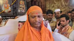 Mahant Ramgiri Maharaj Faces Multiple FIRs for Alleged Remarks Against Prophet Mohammad; Tensions Rise as Protests and Clashes Erupt