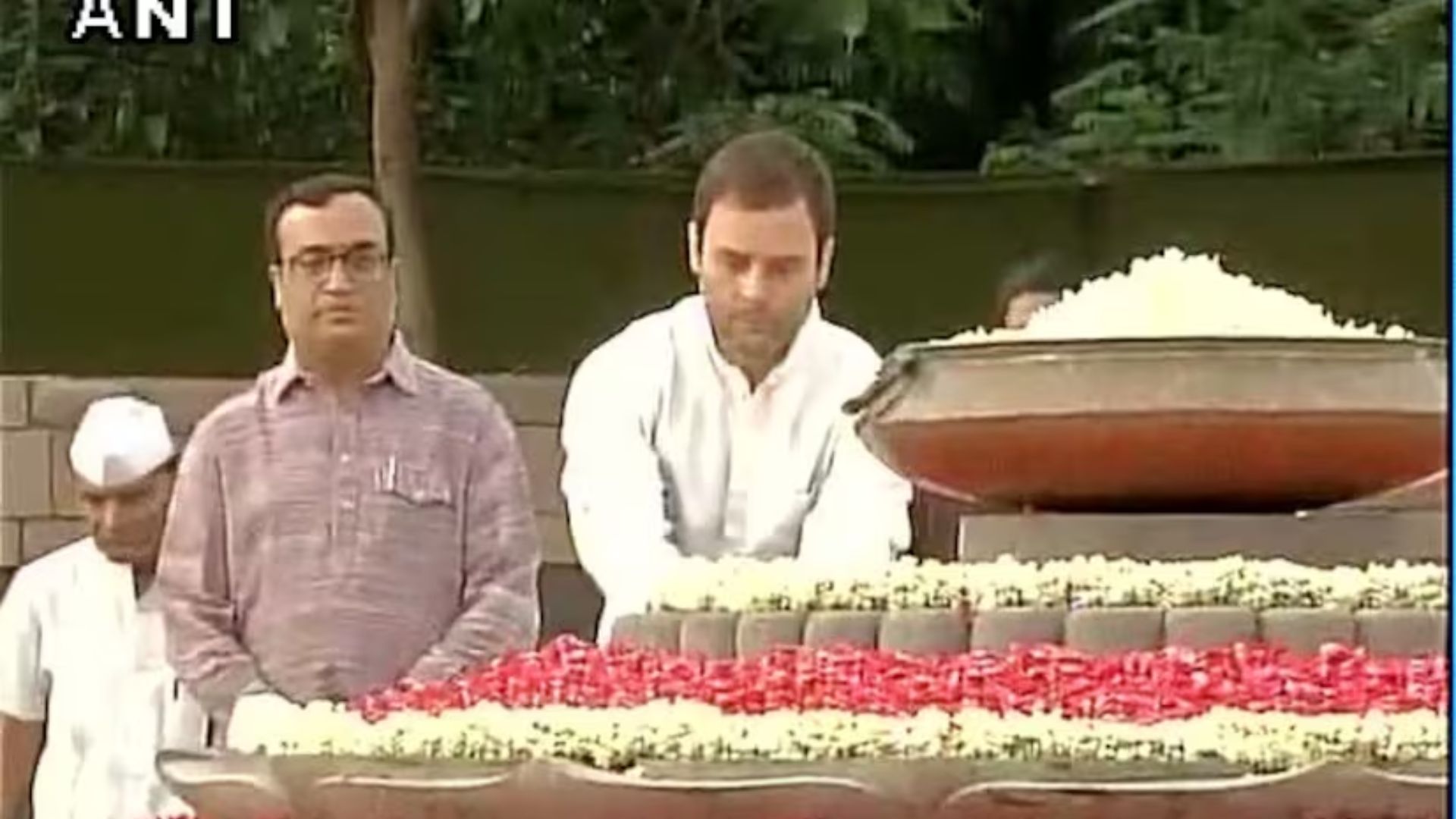 Rahul Gandhi Pays Tribute to Rajiv Gandhi on Birth Anniversary, Vows to Fulfill His Vision for India