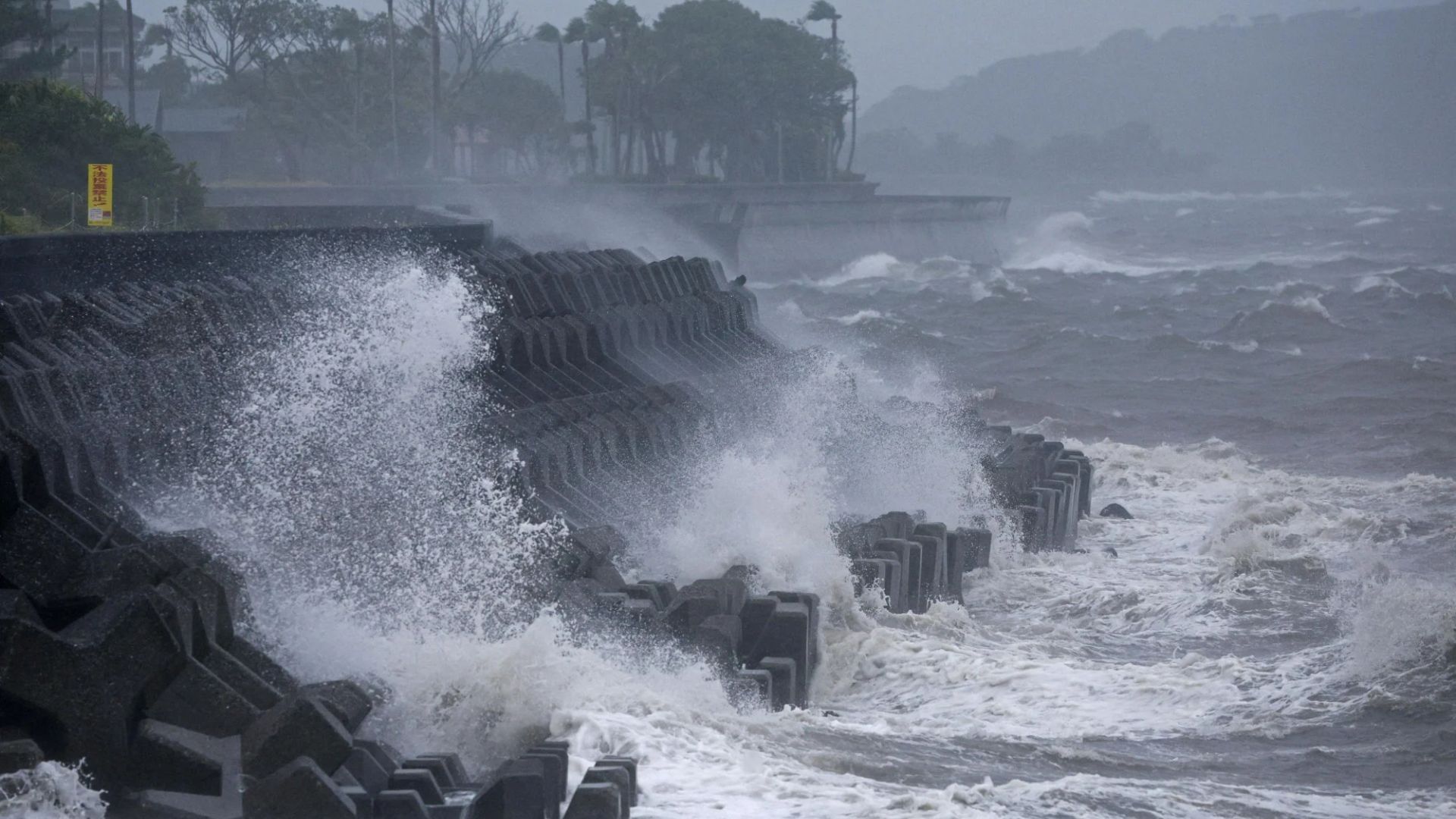 Typhoon Shanshan Hits Kyushu, Causing Power Outages and Widespread Disruption