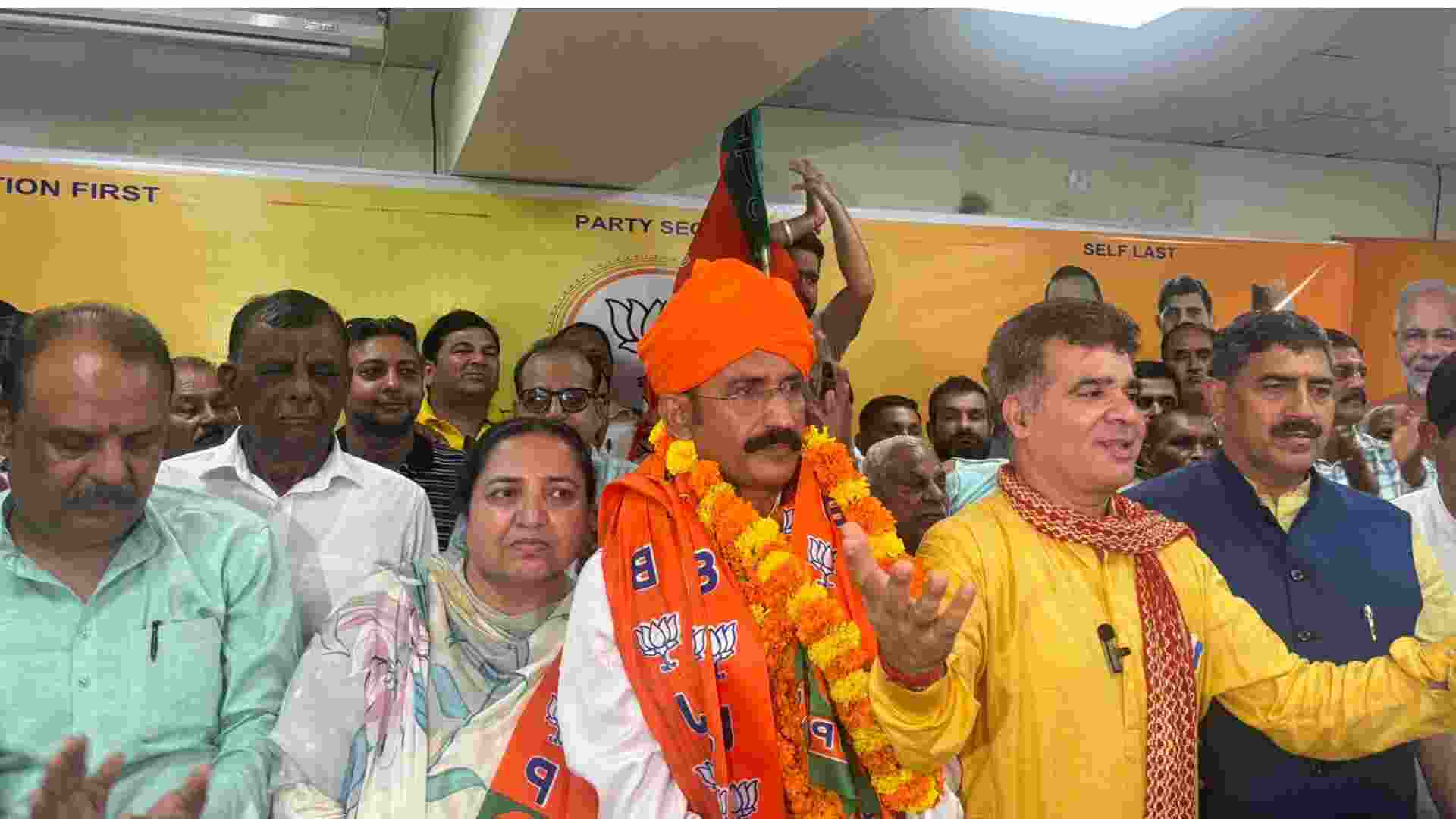 Former SSP Mohan Lal Joins BJP in Jammu, Likely to Get Mandate from Akhnoor