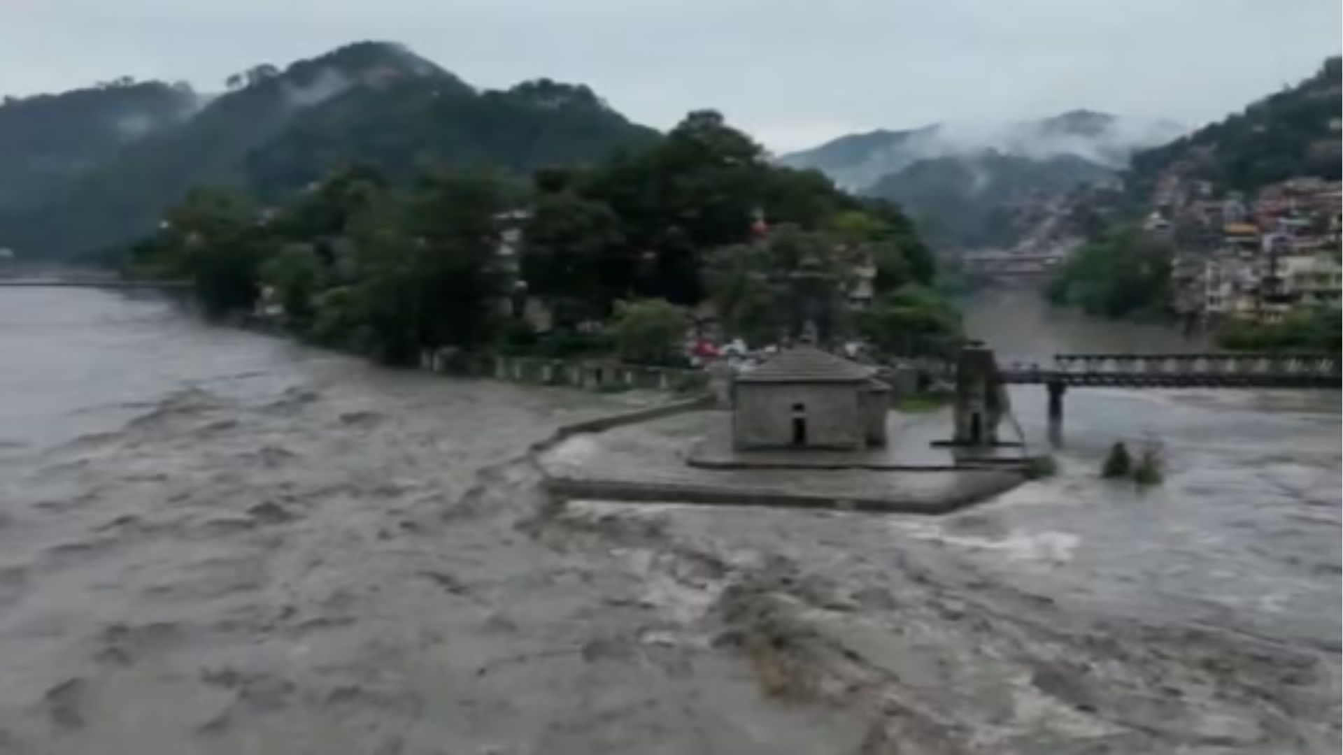 Beas River Swells Amid Cloudburst and Heavy Rainfall in Himachal Pradesh – Watch