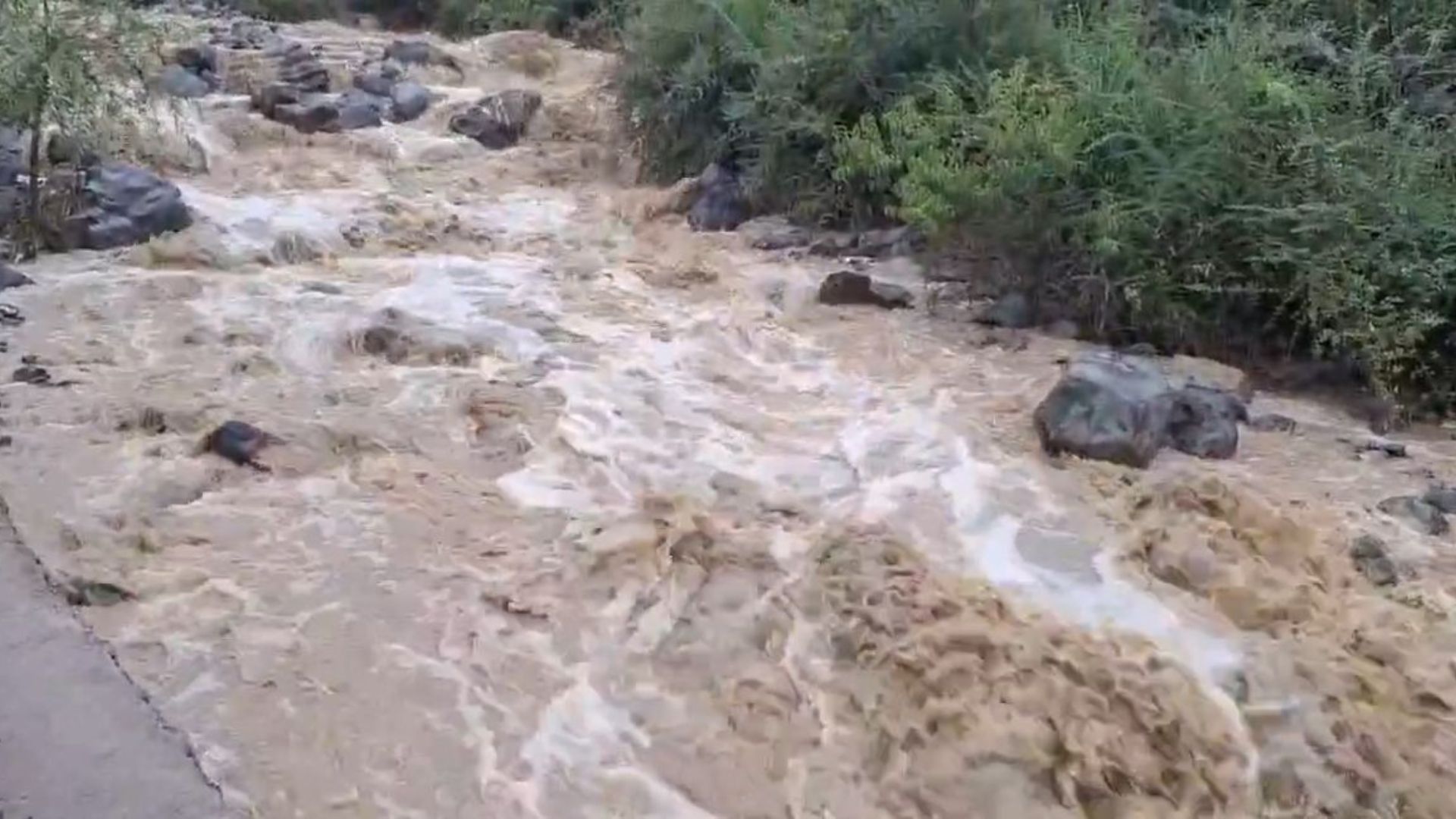 Cloudbursts Trigger Flash Floods in Bandipora, Damaging Footbridges and Roads