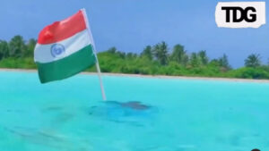 Indian Coast Guard Raises Tricolor Underwater in Lakshadweep for Har Ghar Tiranga – Watch