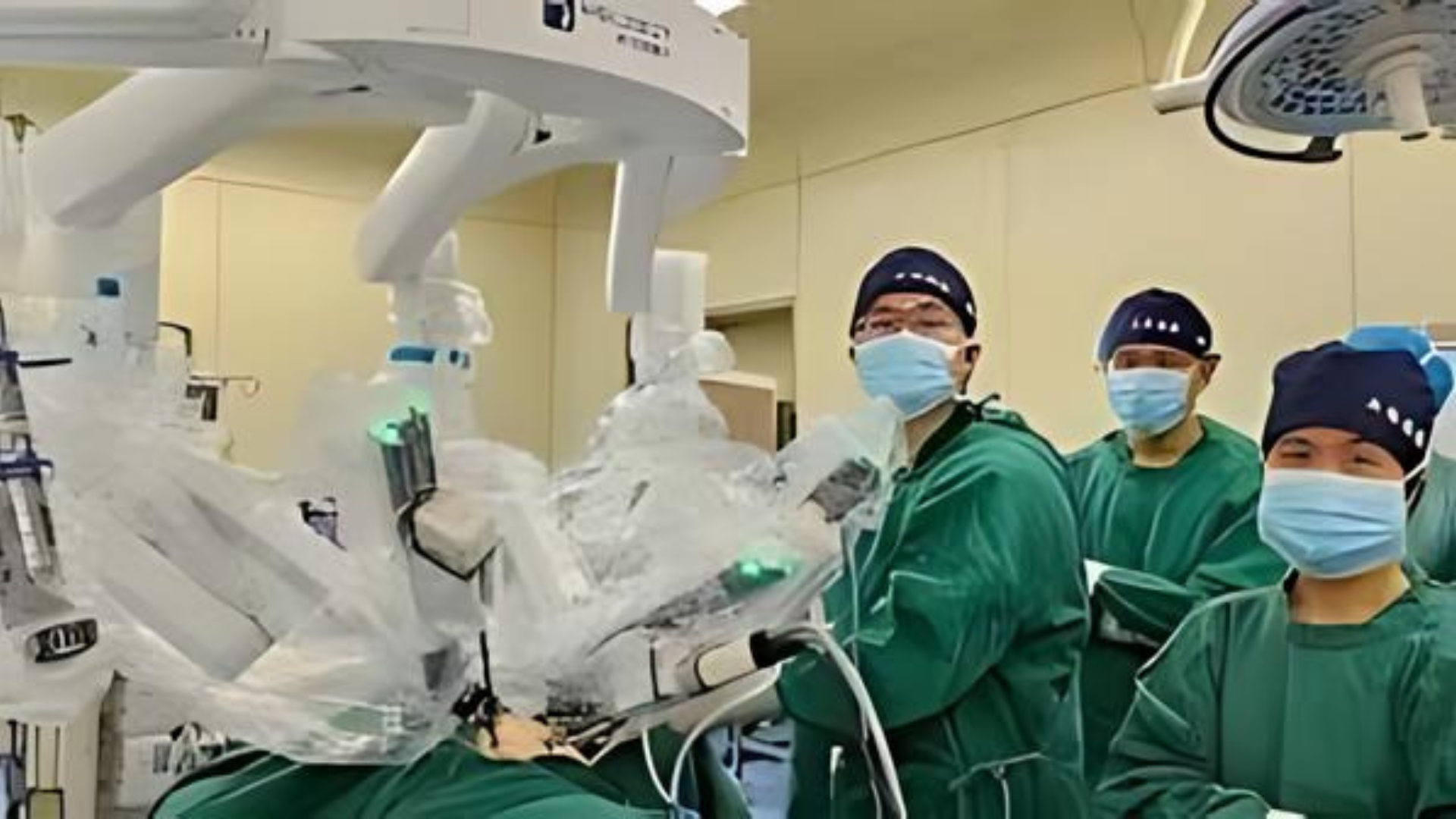 Watch: Chinese Doctor Performs Lung Tumor Surgery 5,000 km Away