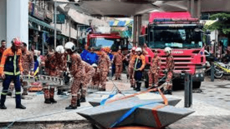 Malaysia: Indian Women Disappears Into 8 Meter Deep Sinkhole In Kuala Lumpur