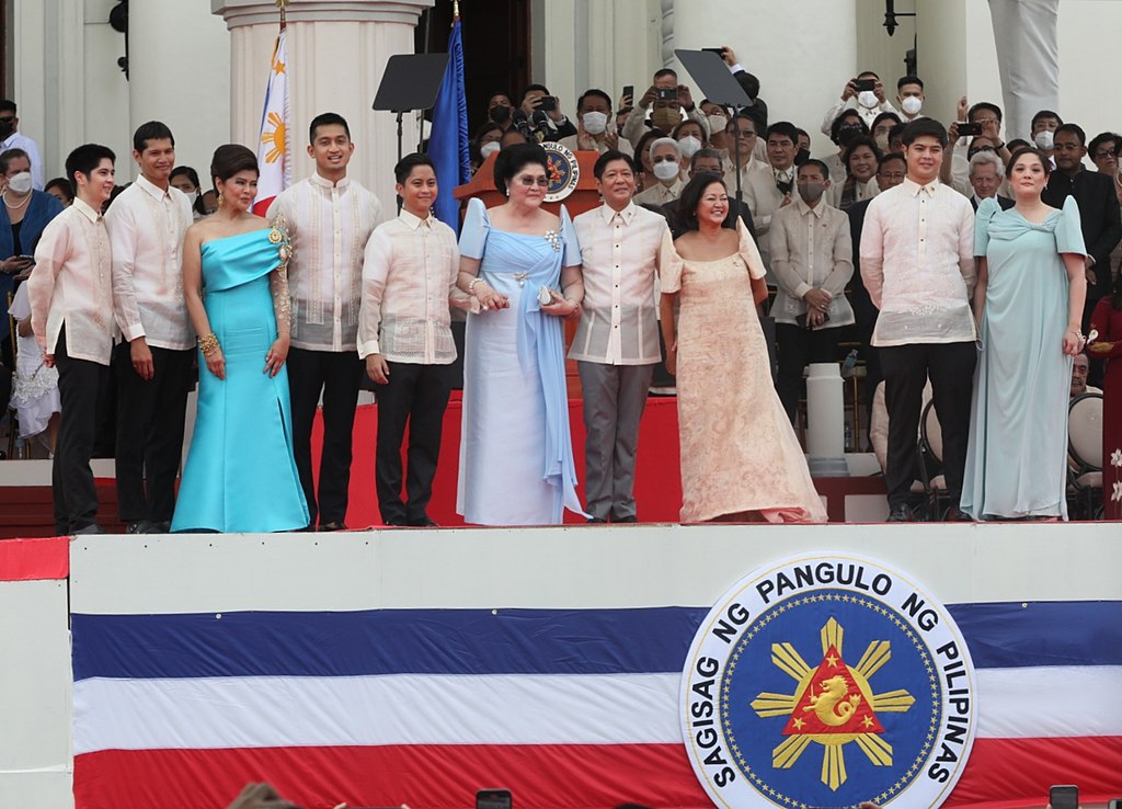 From left to right: Simon Marcos, Borgy Manotoc, Senator Imee Marcos, Ilocos Norte Governor Matthew Manotoc, Rep. Sandro Marcos, Imelda Marcos, President Bongbong Marcos, First Lady Liza Araneta Marcos, Vinny Marcos and Aimee Marcos during the inauguration of Bongbong Marcos on June 30, 2022. (Wikipedia)