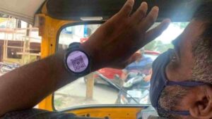 This Auto Driver Just Taps His Smartwatch To Accept Payments