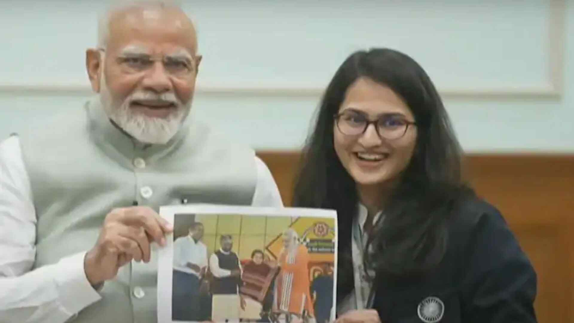 PM Modi Receives This Gift From Chess Star Vantika Agarwal Following Her Double Gold Victory | Watch