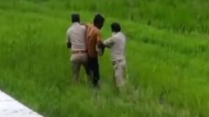 Prisoner Leaps from Auto-Rickshaw, Recaptured After Dramatic Field Chase | Watch