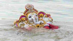 Lalbaugcha Raja’s Visarjan Goes Viral: From Rose Petals To Smoke, Watch