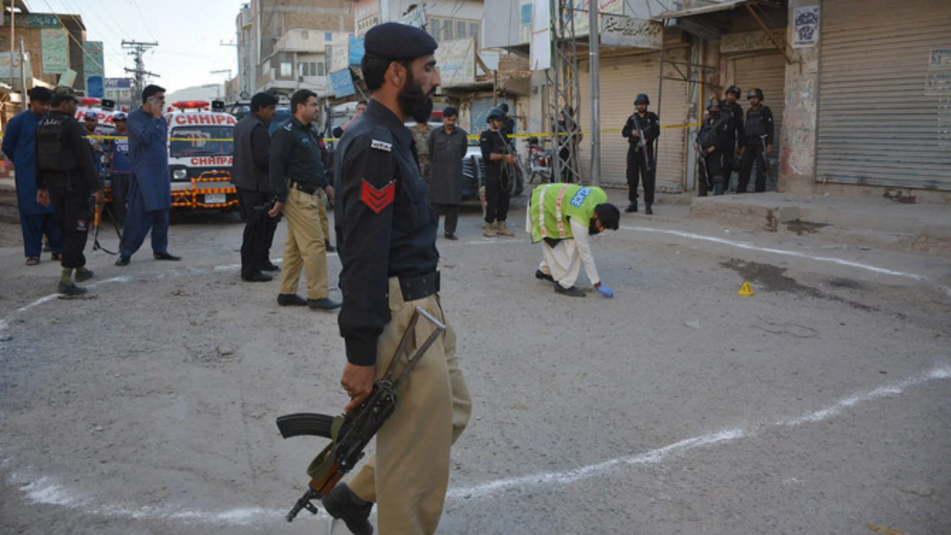 Pakistan Police Officer Openly Shoots Blasphemy Suspect