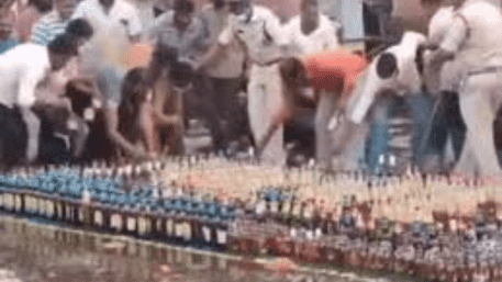 Crowd Loots Liquor Bottles In Andhra Pradesh