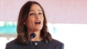 Hollywood Actresses Jennifer Garner, Julia Roberts Back Kamala Harris