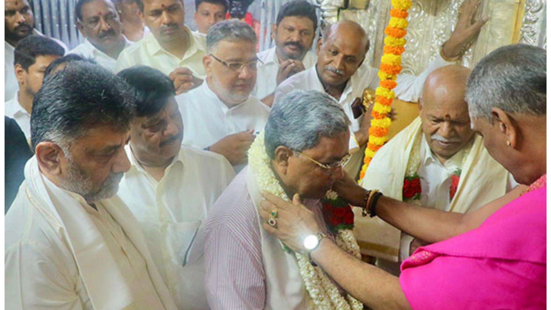 Karnataka CM offers puja in Chamundeshwari temple