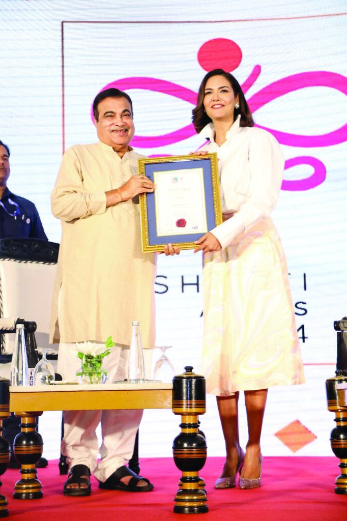 Esha Gupta  with Union Minister Nitin Gadkari