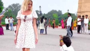 Man Dances Around Uncomfortable Russian Tourist At India Gate, Video Goes Viral | Watch