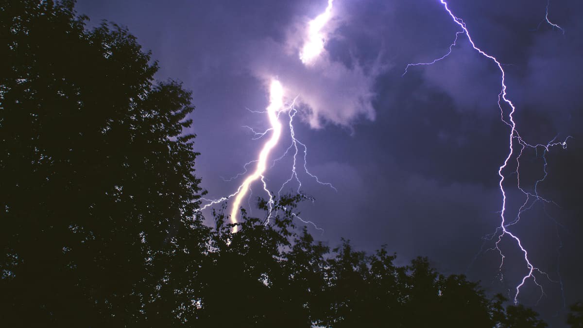 Australia Shattered by 1.1 Million Lightning Strikes In A Single Day